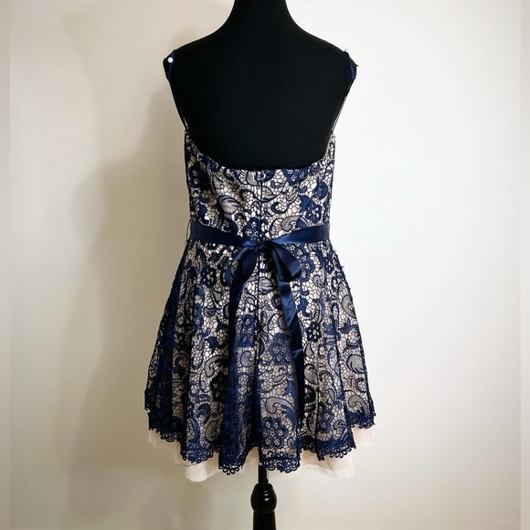 Lady Lace - Picture 2 of 4